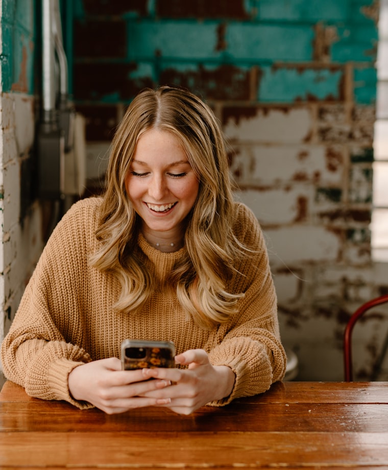 Clienta feliz chateando por WhatsApp